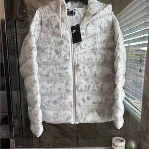 Nike❄️ Women's Light Gray Puffer Jacket